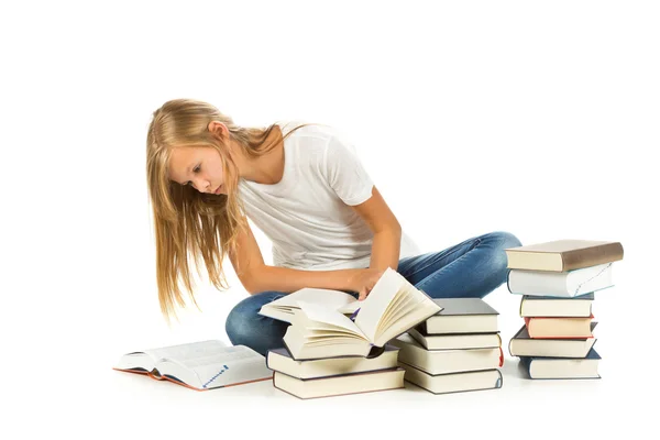 Jovencita sentada en el suelo leyendo sobre fondo blanco —  Fotos de Stock