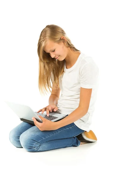 Menina sentada no chão usando laptop sobre backgrou branco — Fotografia de Stock