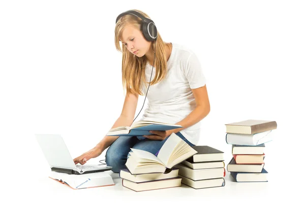 Chica joven sentada en el suelo estudiando sobre fondo blanco — Foto de Stock