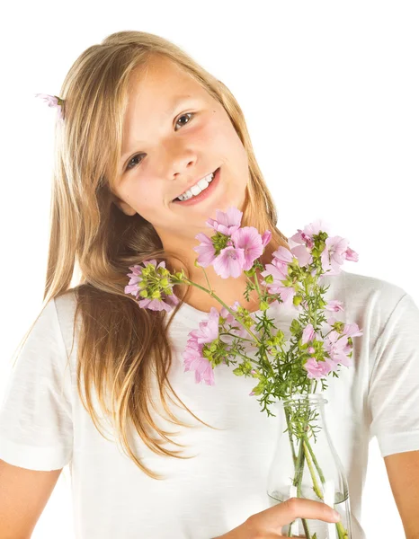 Chica joven con camiseta blanca y flores — Foto de Stock