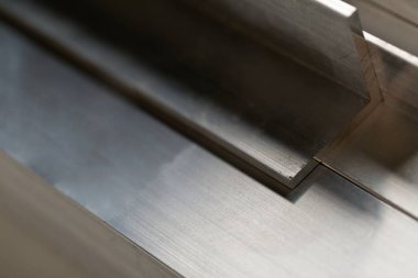 Soyut alüminyum profiller yığını, endüstriyel arka plan makrosu, seçici odak