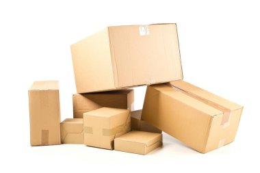 Beyaz arkaplan, yük, kargo ya da nakliye konsepti üzerine yığılmış kahverengi karton kutular
