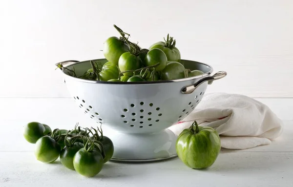 Unripe Green Tomatoes Colander Table White Wooden Kitchen Background Unripe — Stock Photo, Image