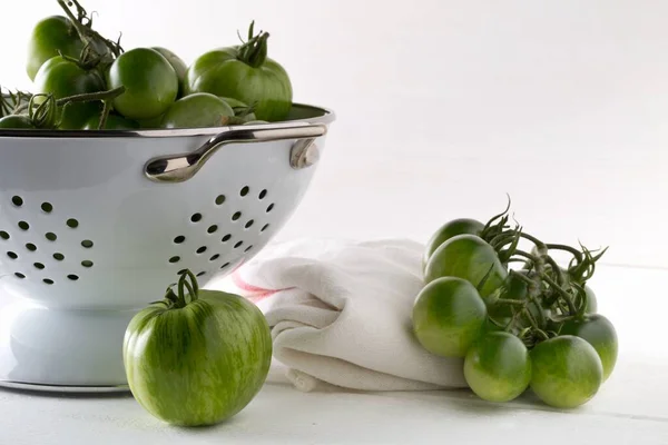 Onrijpe Groene Tomaten Vergiet Tafel Witte Houten Keukenondergrond Onrijpe Tomaten — Stockfoto