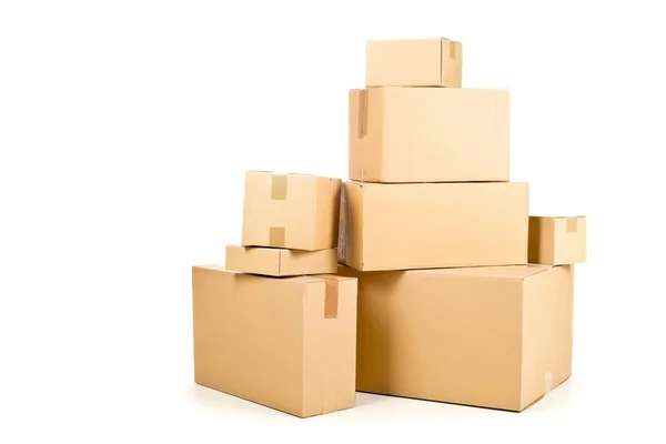 白い背景 配送または配送コンセプトに茶色のカートンの箱のスタックまたはヒープ — ストック写真