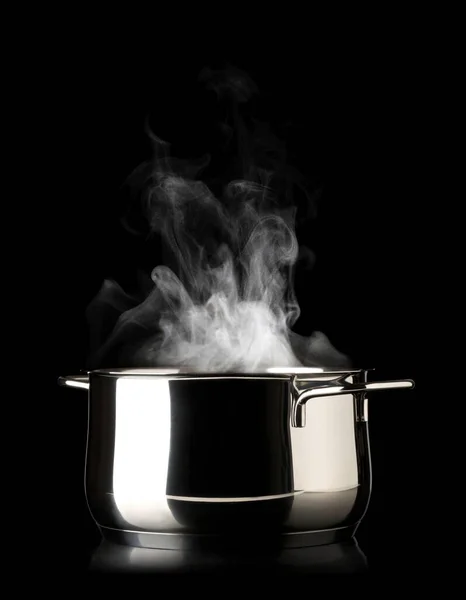 Otevřená Nerezová Konvice Vaření Párou Přes Černé Pozadí Vaření Nebo — Stock fotografie