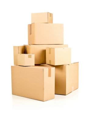 Beyaz arkaplan, yük, kargo ya da nakliye konsepti üzerine yığılmış kahverengi karton kutular