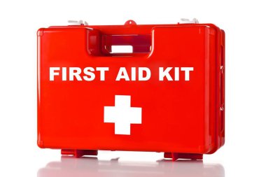Kırmızı ilk yardım çantası beyaz arka planda duruyor.