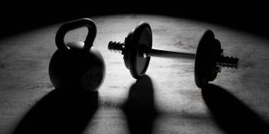 Spor salonu kettlebell ve krom saplı dambıl ve beton zemin zemininde gölgesi olan siyah plakalar, kas egzersizi, vücut geliştirme veya fitness konsepti, üç boyutlu illüstrasyon.