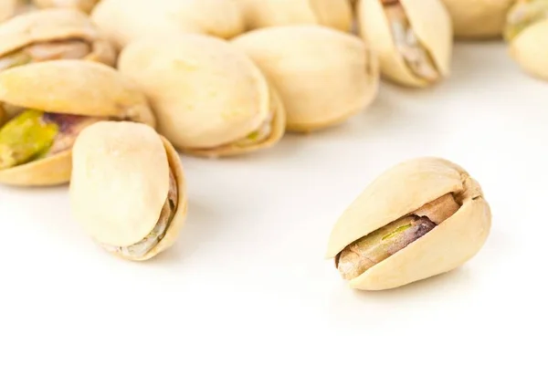Close Single Pistachio Front Heap Salted Roasted Green Pistachio Nuts — Stock Photo, Image