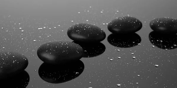 Siyah Zemin Üzerinde Damlaları Olan Siyah Çakıl Taşları Zen Spa — Stok fotoğraf