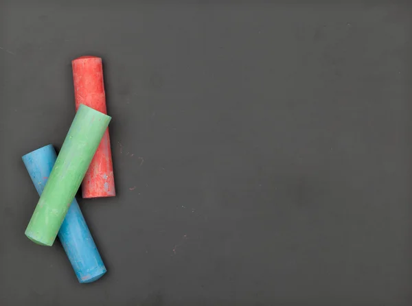 Чиста дошка з барвистим крейдою — стокове фото
