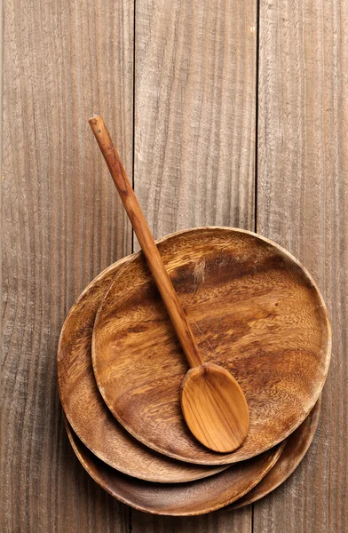 Placas de madera y cuchara en la mesa — Foto de Stock