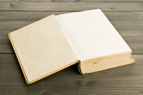 Старая открытая книга — стоковое фото