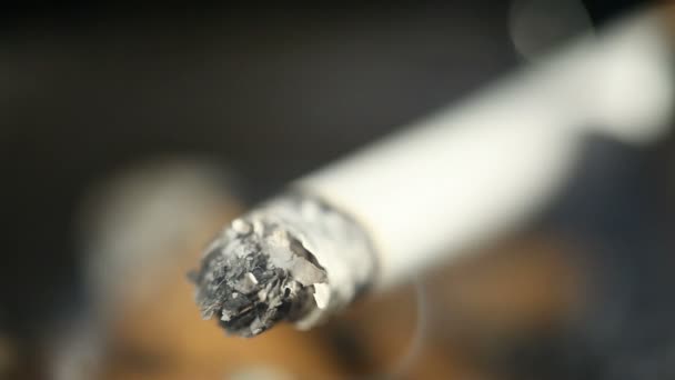 Курение сигарет — стоковое видео