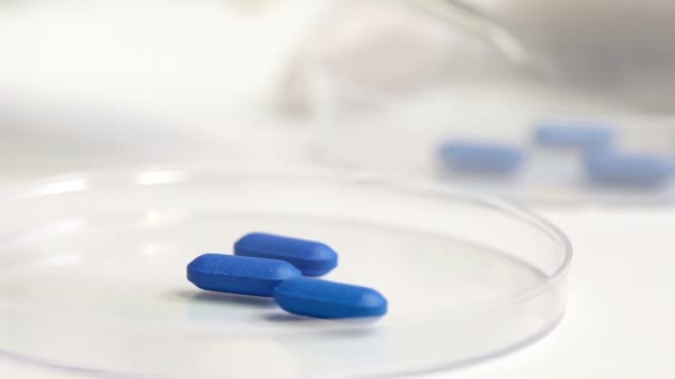 Comprobación de pastillas en el laboratorio de investigación 0002 — Vídeo de stock