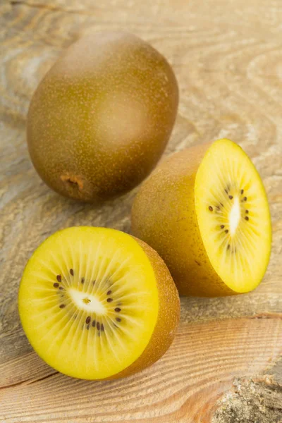 Gyllene kiwifrukt klippa och hela — Stockfoto