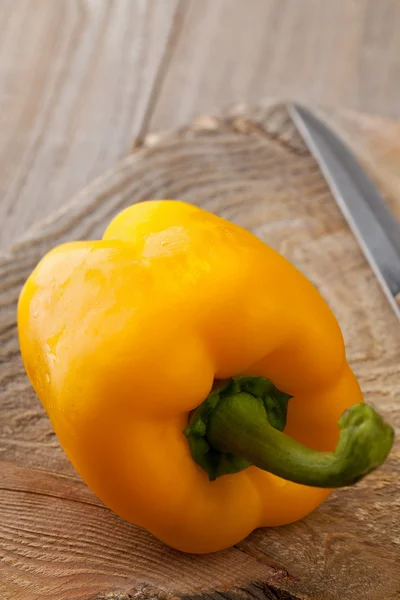 Pimenta amarela inteira na mesa da cozinha — Fotografia de Stock