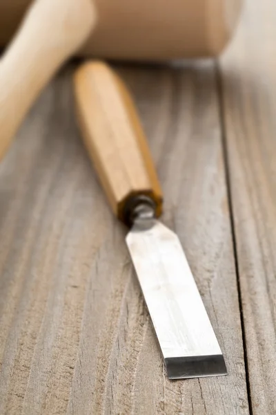 Wooden mallet and chisel on wooden table — Stock Photo, Image