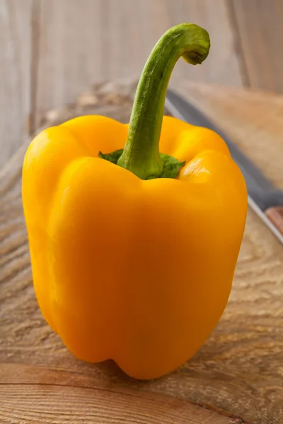 A konyhaasztal egész sárga kaliforniai paprika — Stock Fotó