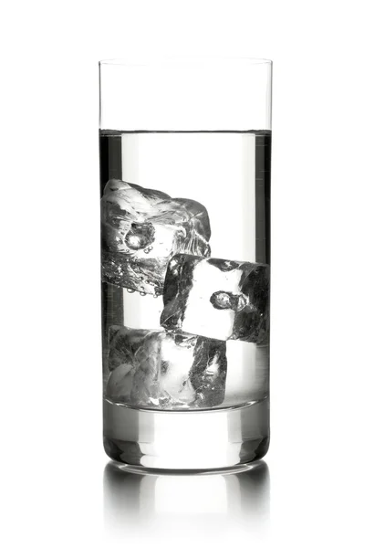 Vaso de agua con tres cubitos de hielo — Foto de Stock