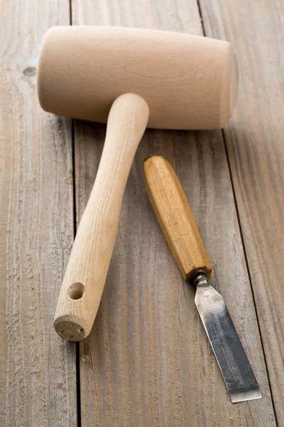 Wooden mallet and chisel on wooden table — Stock Photo, Image