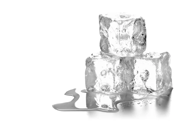 Heap de três cubos de gelo derretendo com água e reflexão — Fotografia de Stock