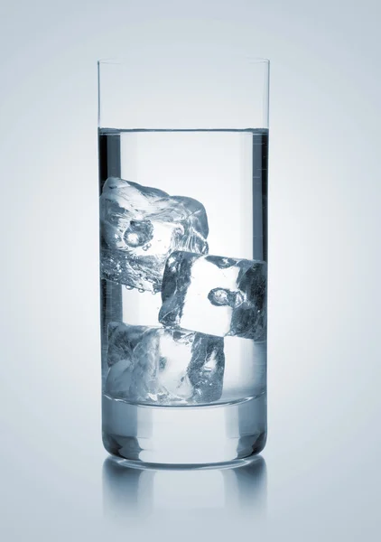 Glas water met drie ijsblokjes — Stockfoto