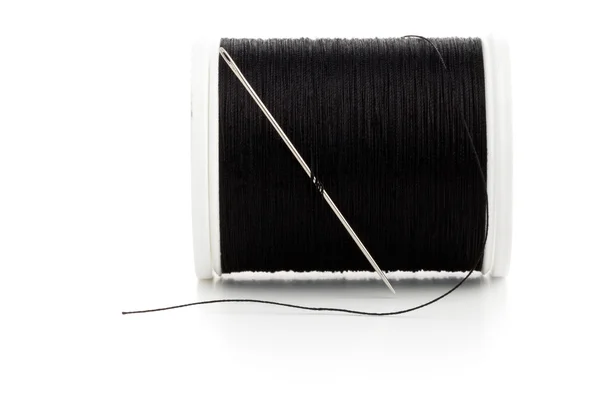 ミシンの針と糸のスプールのマクロ — ストック写真