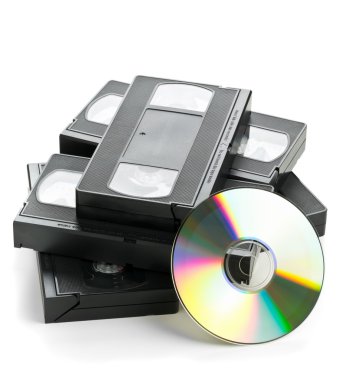 Analog video kasetleri ile Dvd disk yığını