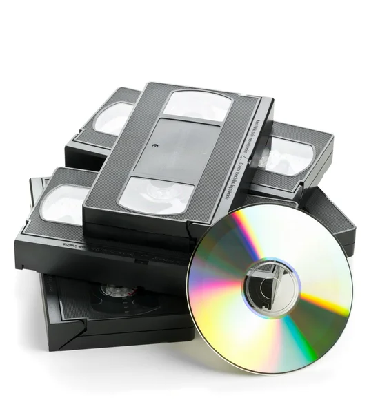 Heap de cassetes de vídeo analógico com disco de DVD — Fotografia de Stock