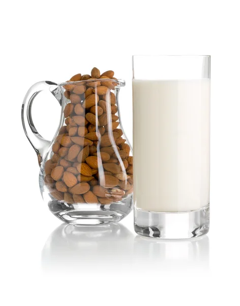 Copo de leite de amêndoa com amêndoas — Fotografia de Stock