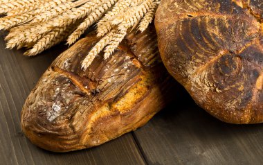 El yapımı ekmek somunları buğday kulakları ile