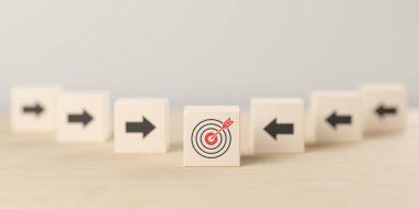 Tahta blokların sağından solundan satırlar ve oklar hedef simgeyi, iş hedefini veya hedef başarı kavramını, seçici odak noktasını, 3D illüstrasyonunu işaret ediyor