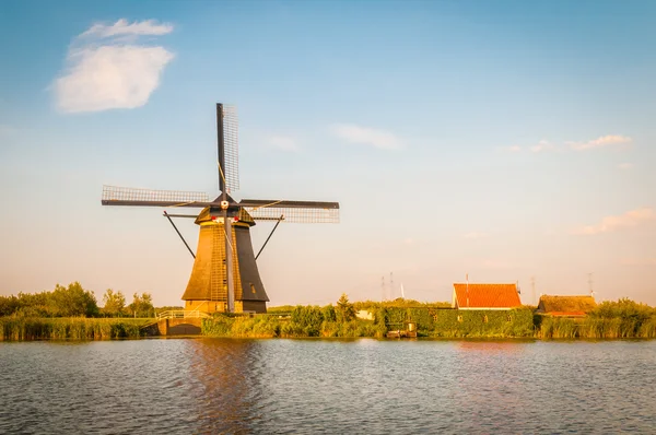 De Nederlandse windmolens historici in de buurt van Rotterdam — Stockfoto