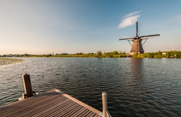 De Nederlandse windmolens historici in de buurt van Rotterdam — Stockfoto