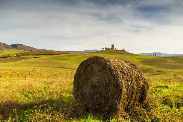 Balíky sena na farmě při západu slunce v Toskánsku (Itálie) — Stock fotografie