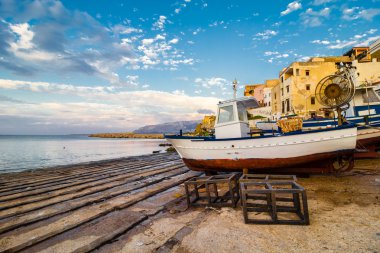 Küçük bir limanda demirledi balıkçı teknesi