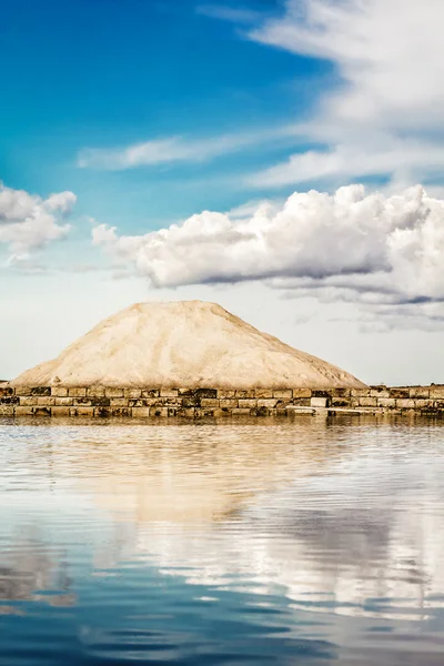 Montaña de sal en las salinas de Marsala (Italia) ) —  Fotos de Stock