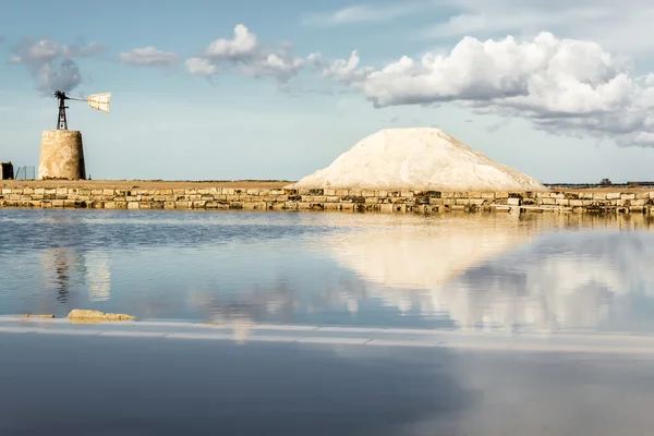 Warzelnię soli Nubii w pobliżu Trapani (Sycylia). — Zdjęcie stockowe