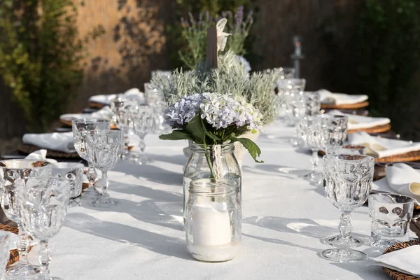 Tavoli apparecchiati per la cena di gala del matrimonio — Foto Stock