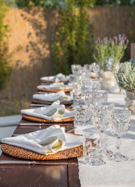 Düğün gala yemeği için tablolar koydu