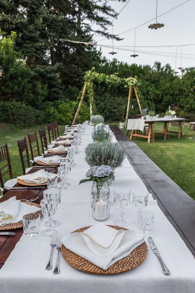 Tavoli apparecchiati per la cena di gala del matrimonio — Foto Stock