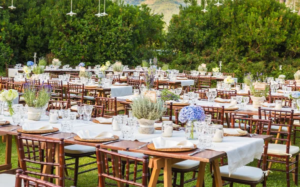 Gedeckte Tische für das Galadinner der Hochzeit Stockbild