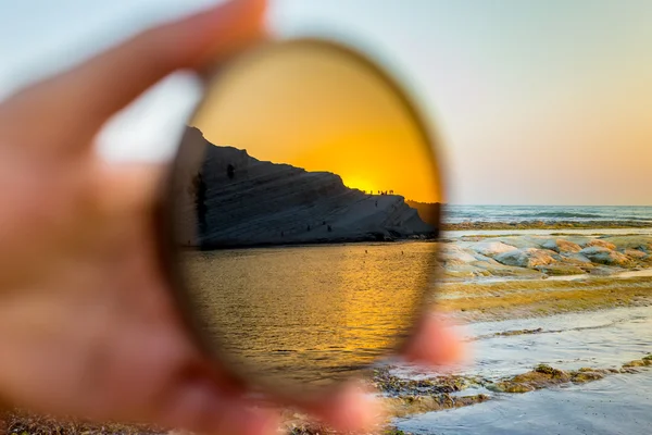 Scala dei Turchi ao pôr do sol refletido em um filtro para a câmera . — Fotografia de Stock