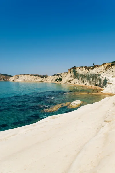 Scala dei Turchi est un rocher calcaire fascinant escarpé sur une étang — Photo