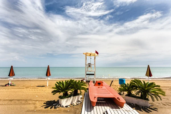 Pantai Umbrellas ditutup di pantai Italia — Stok Foto