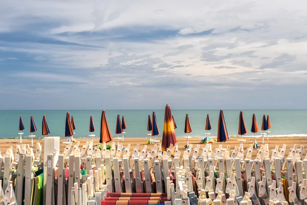 Pantai Umbrellas ditutup di pantai Italia — Stok Foto