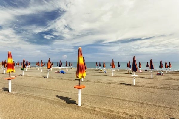 Pantai Umbrellas ditutup di pantai Italia — Stok Foto