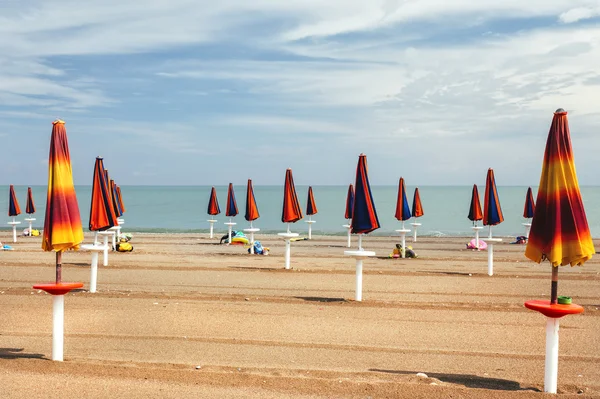 Sonnenschirme Strand in einem italienischen Strand geschlossen lizenzfreie Stockbilder